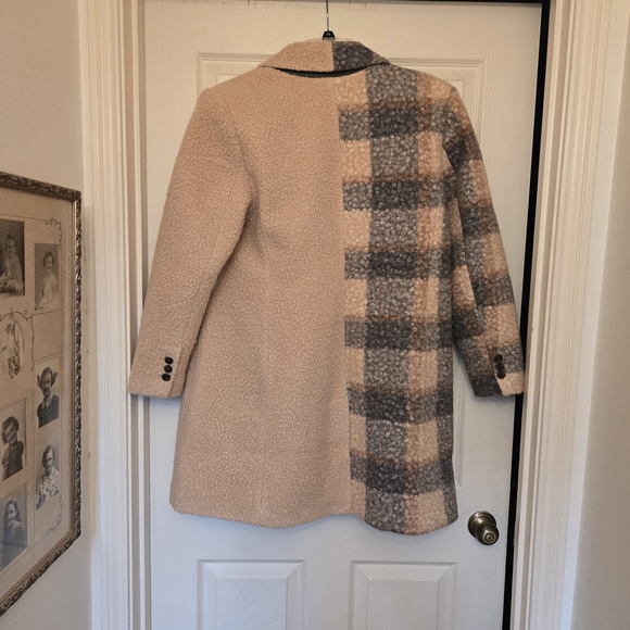 Stylish Women's Plaid Teddy Jacket in Cream and Gray - Picture 5 of 8